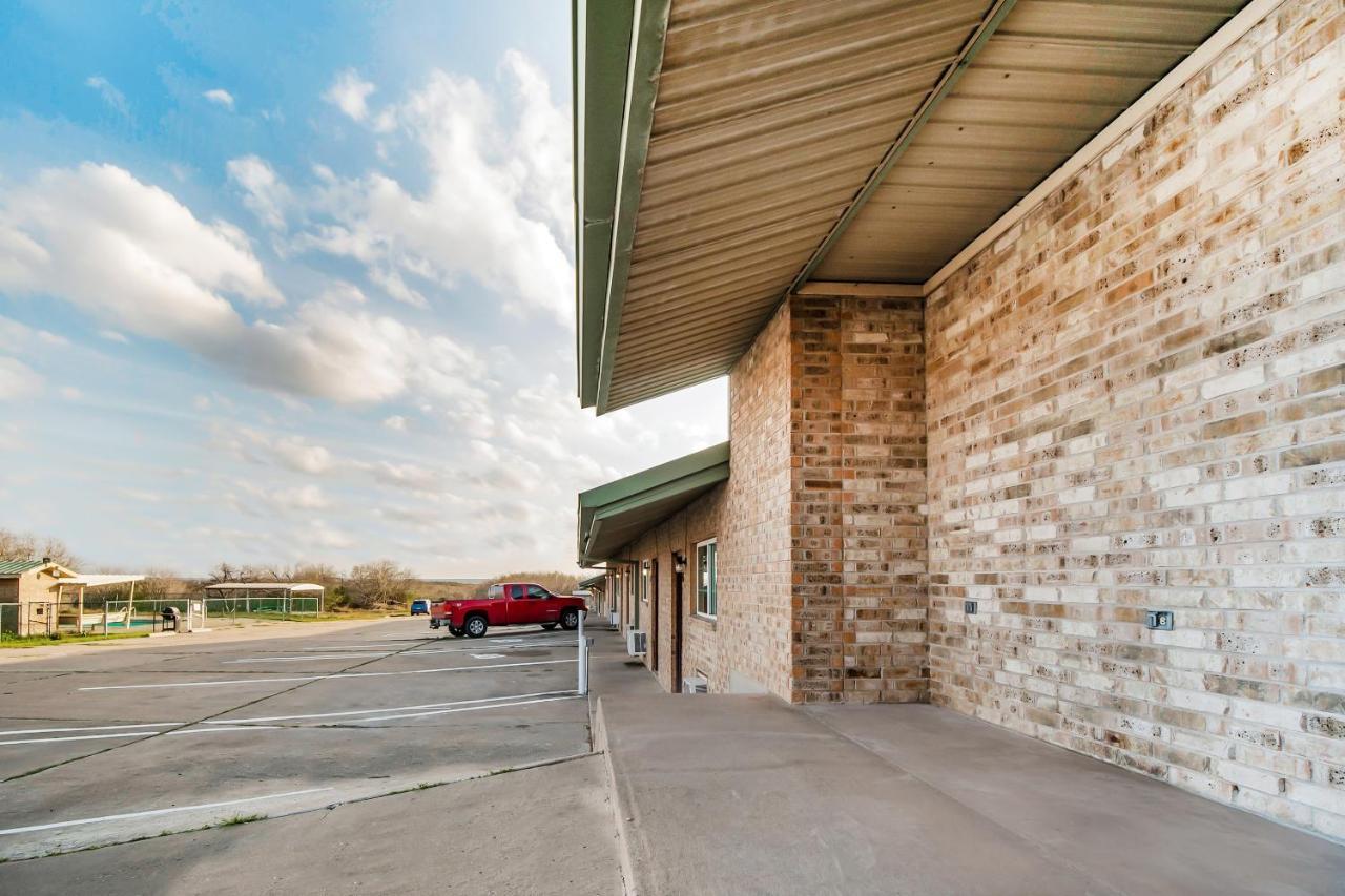 Oyo Hotel Three Rivers Tx Hwy 72 Simmons Exterior photo