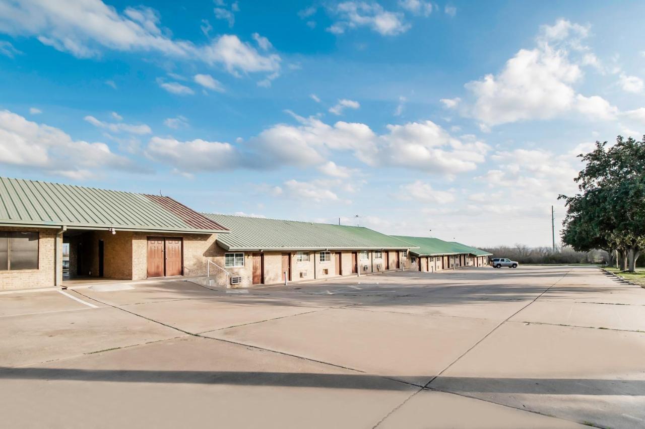 Oyo Hotel Three Rivers Tx Hwy 72 Simmons Exterior photo