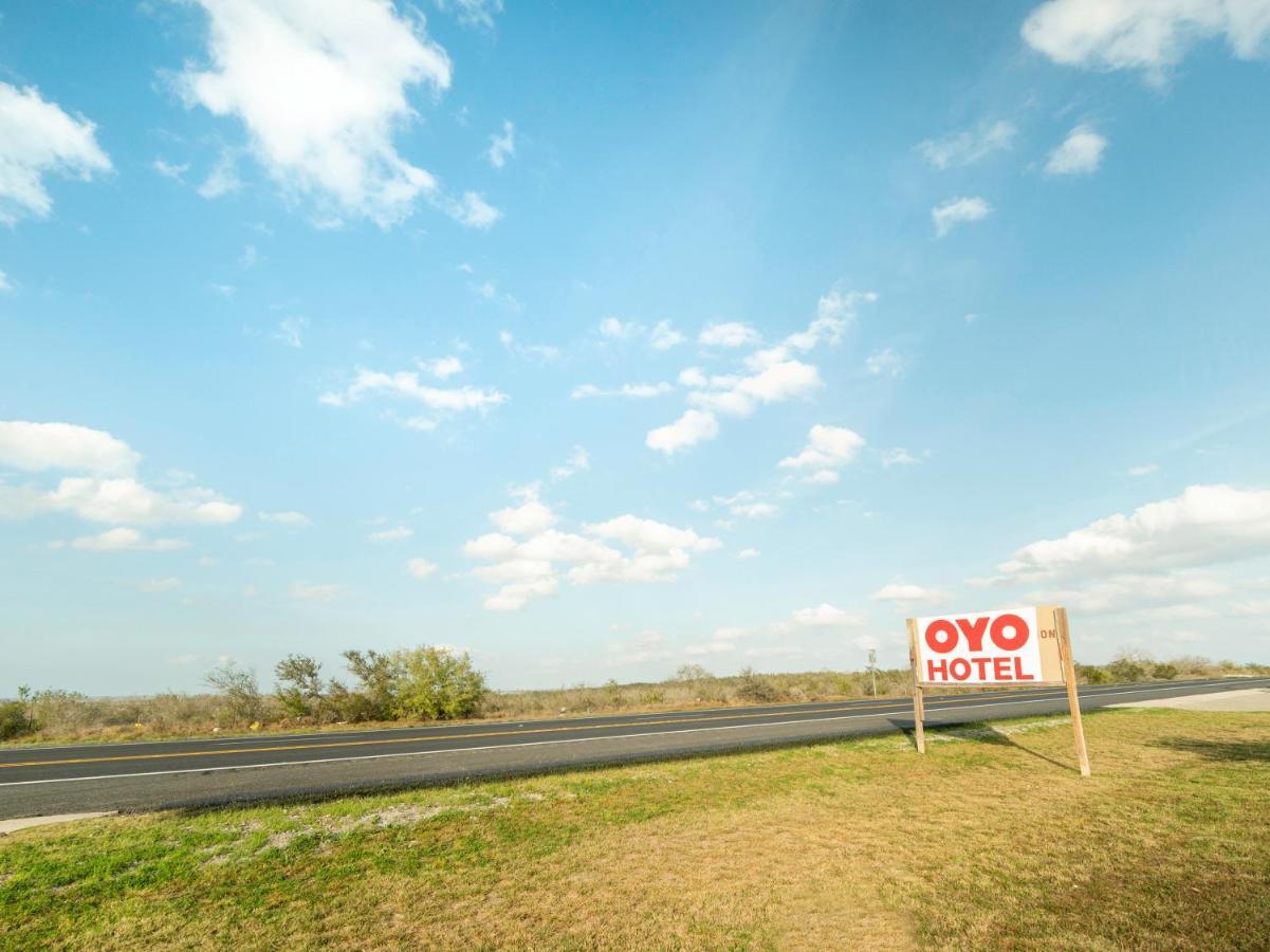 Oyo Hotel Three Rivers Tx Hwy 72 Simmons Exterior photo