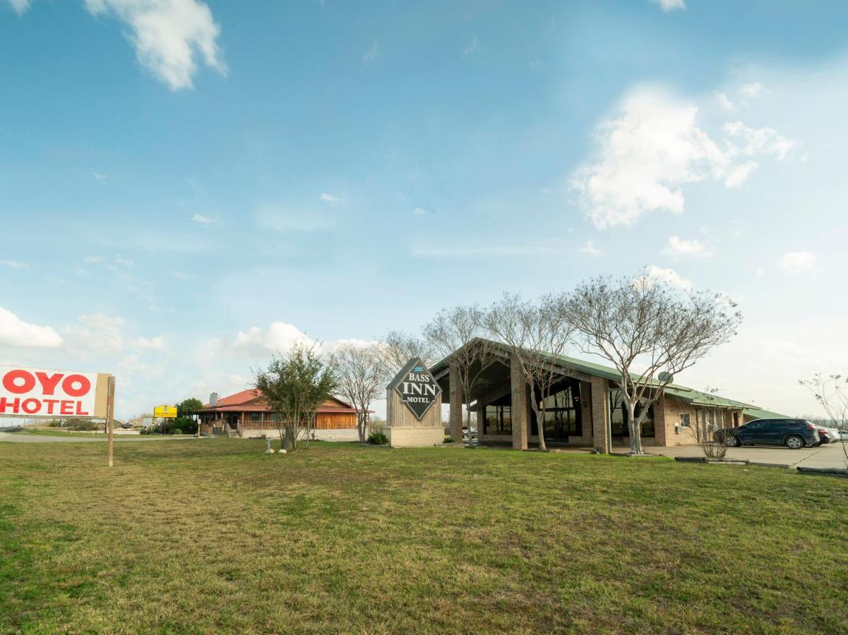 Oyo Hotel Three Rivers Tx Hwy 72 Simmons Exterior photo