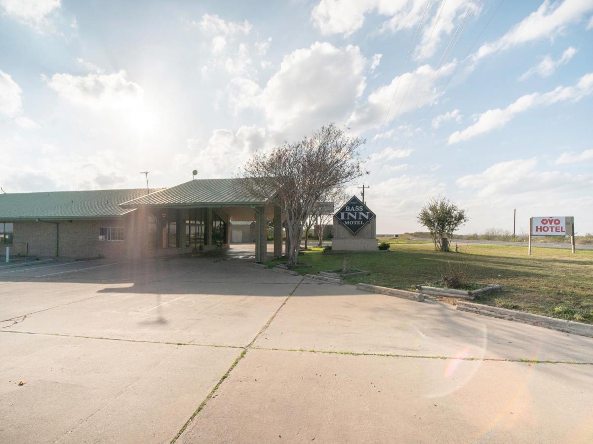 Oyo Hotel Three Rivers Tx Hwy 72 Simmons Exterior photo