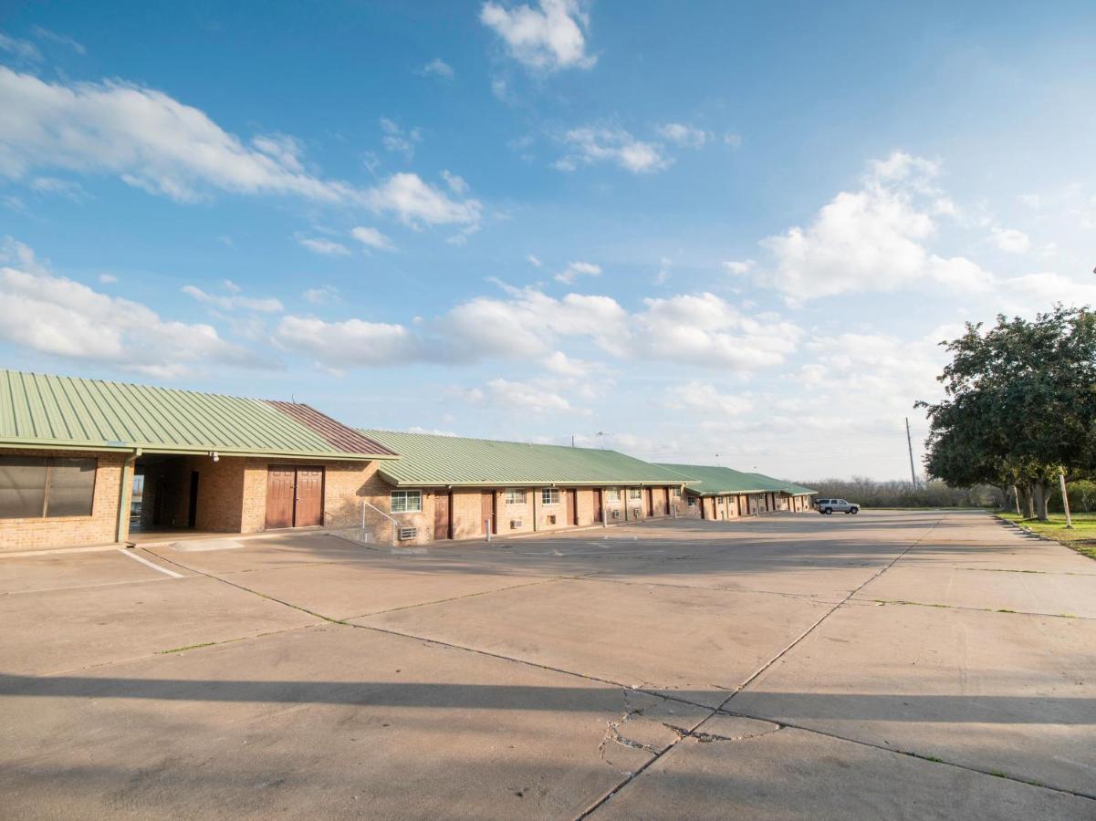 Oyo Hotel Three Rivers Tx Hwy 72 Simmons Exterior photo